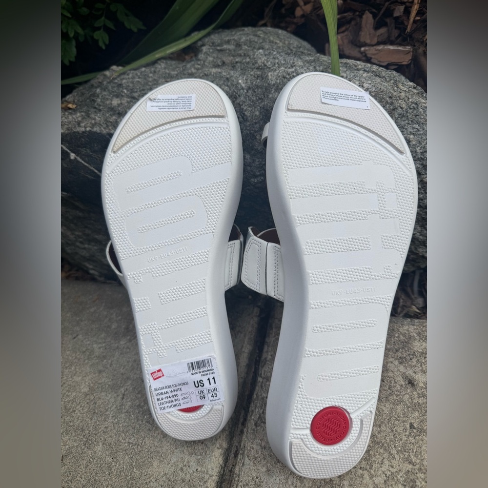 Fitflop White and Silver Minimalist Orthopedic Sandals - Picture 3 of 8